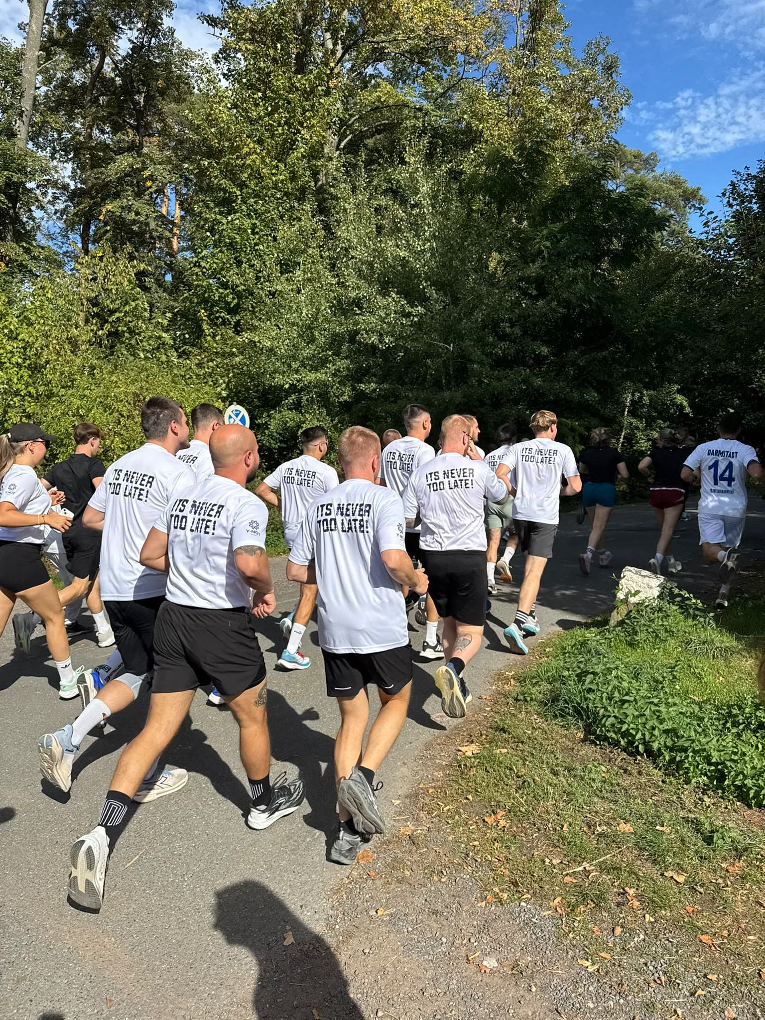 Die Laufgruppe unterwegs im Wald
