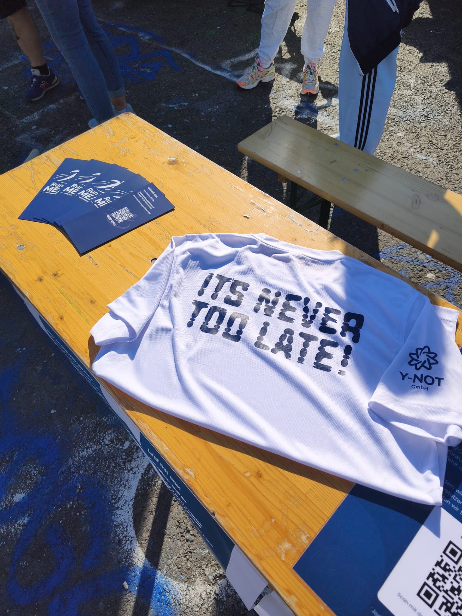 „It's never too late“-Shirt und Flyer