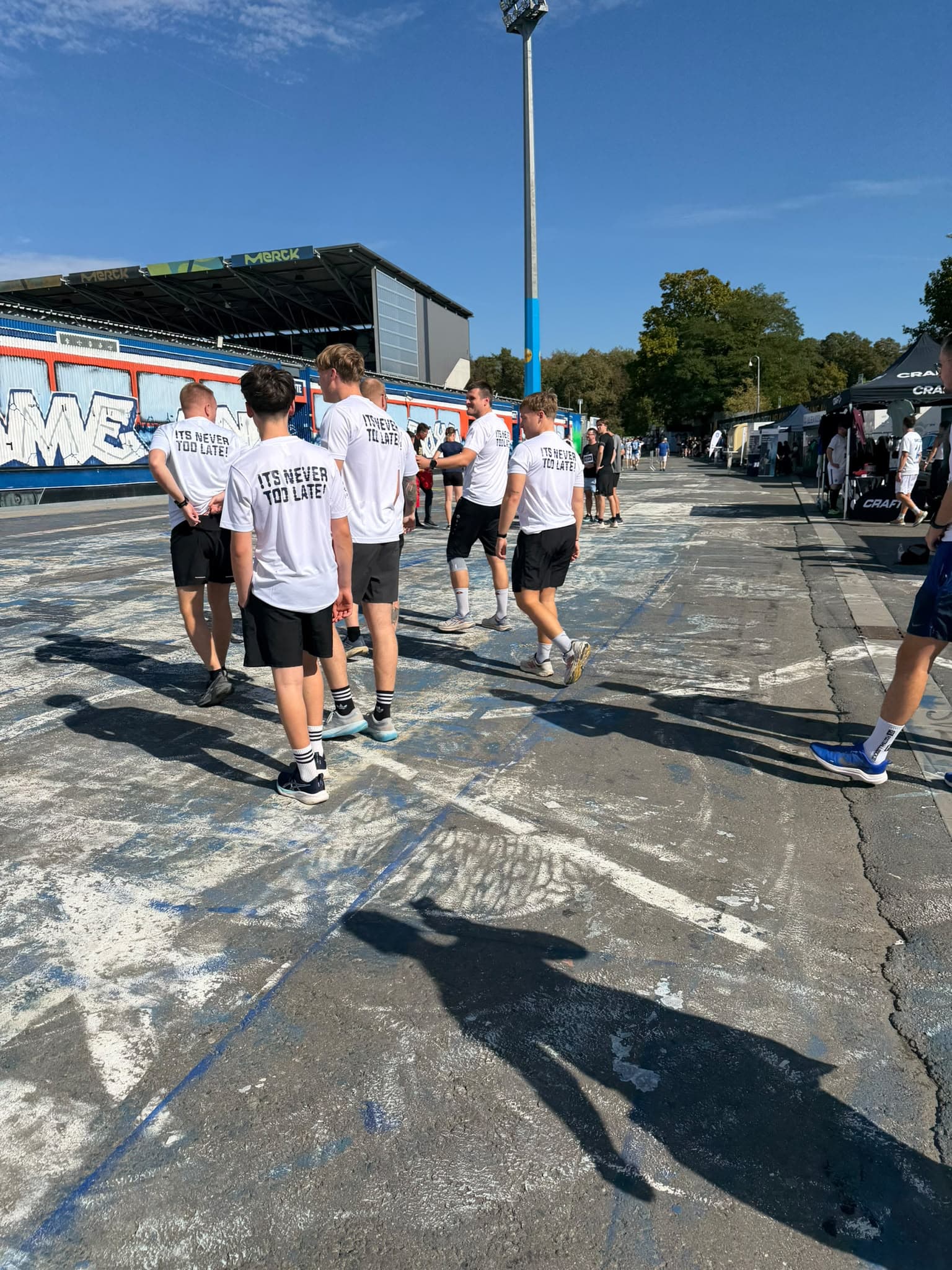 Das Team auf dem Weg zum Start