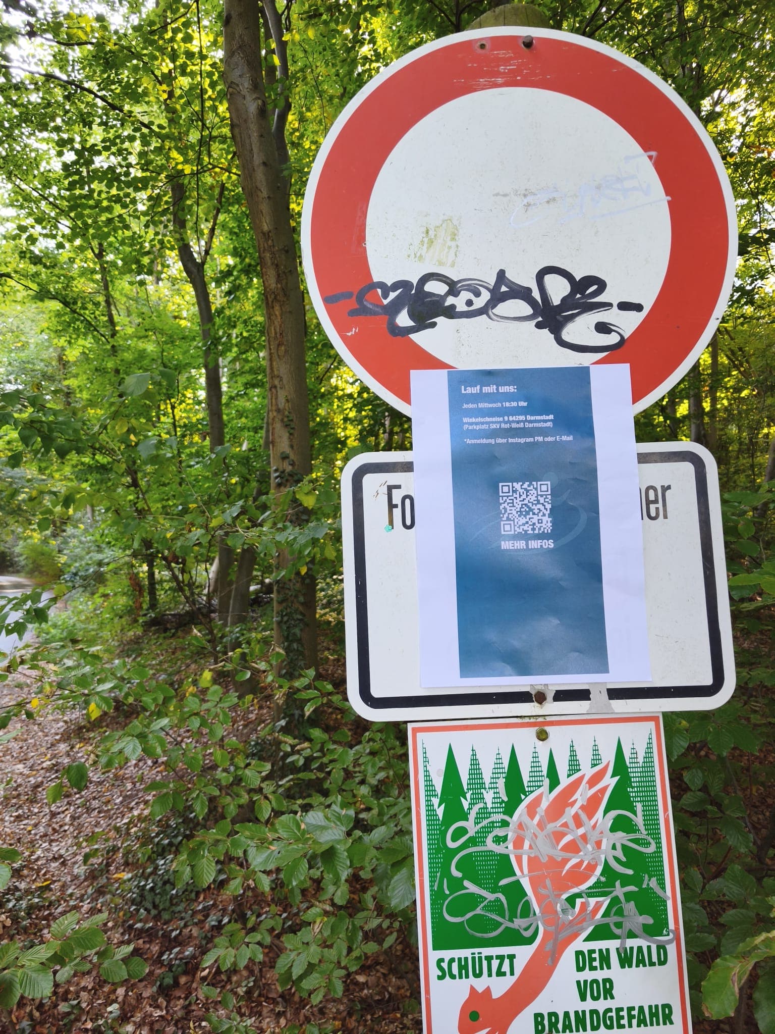 Aushang am Treffpunkt im Wald